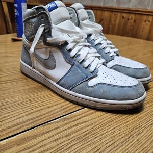 Jordan 1 Hyper Royals